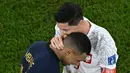 Striker Polandia, Robert Lewandowski kembali kedapatan berbisik akrab di akhir laga dengan pemain lawan dalam ajang Piala Dunia 2022. Setelah sebelumnya Lionel Messi yang diajaknya berbicara dengan cara berbisik-bisik usai laga Polandia kontra Argentina, kini giliran bintang Prancis Kylian Mbappe yang diajaknya berbisik usai Polandia disingkirkan Prancis dalam babak 16 besar, Minggu (4/12/2022) malam WIB. Tentu saja hobi baru Lewandowski dengan berbisik di akhir laga tersebut menjadi menarik, karena dilakukan terhadap dua pemain yang kini sedang membela PSG. (AFP/Manan Vatsyayana)