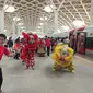 PT Kereta Cepat Indonesia China (KCIC) turut memeriahkan peringatan Tahun Baru Imlek di Stasiun KCIC Halim, Jakarta dengan menhadirkan barongsai. (dok: Arief)