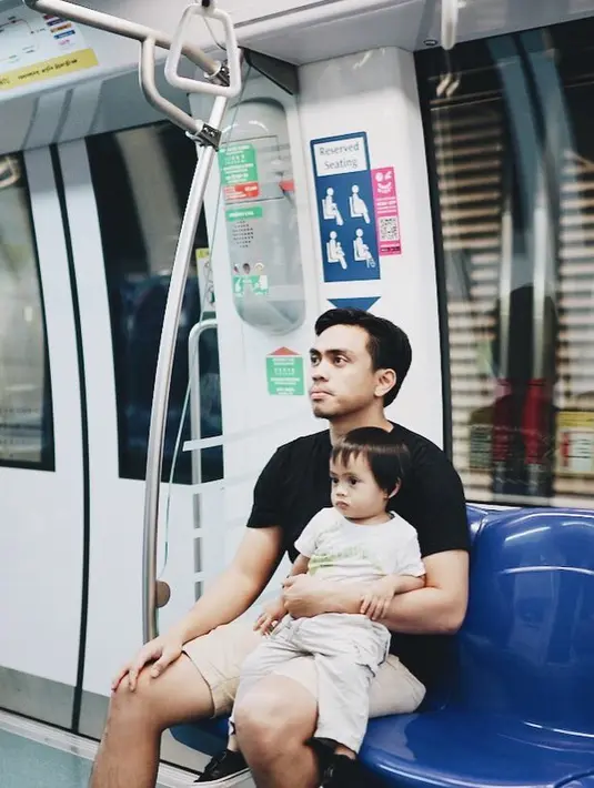 Beginilah kebersamaan Ditto dan putranya, Dia Sekala Bumi. Selain kompak, ayah dan anak ini juga punya wajah yang mirip. (Foto: instagram.com/ayudiac)