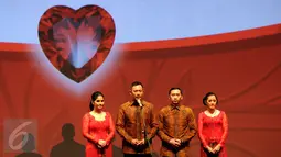Putra SBY, Agus Harimurti Yudhoyono memberikan testimoni saat perayaan 40 tahun penikahan Susilo Bambang Yudhoyono dengan Kristiani Herrawati di Jakarta, Sabtu (30/7). Perayaan dihadiri anak, menantu, cucu, serta kerabat. (Liputan6.com/Helmi Fithriansyah)