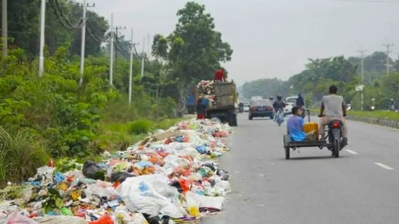 Tumpukan sampah di Pekanbaru yang hingga kini masih terus terjadi.