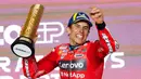 Pembalap Ducati Lenovo asal Spanyol, Marc Marquez merayakan kemenangan di podium pada akhir Grand Prix MotoGP Qatar 2025 di Sirkuit Internasional Lusail, Doha, pada 13 April 2025 atau Senin (14/4/2025) dini hari WIB. (Karim JAAFAR/AFP)