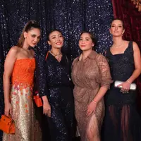 Di-styling Hagai Pakan, Shenina Cinnamon tampil stunning pakai see-through dress dari Yogie Pratama.