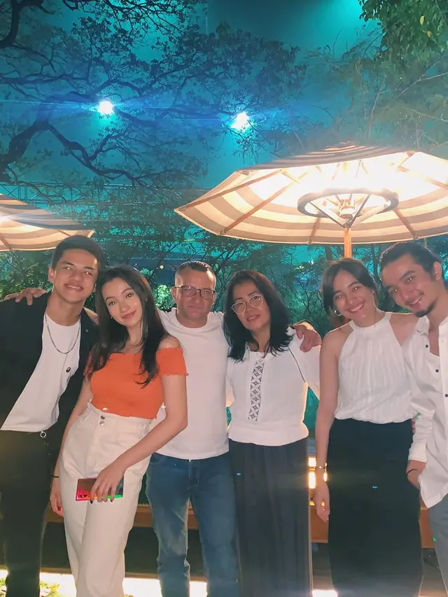 6 Momen Makan Malam Keluarga Bryan Domani, Mawar de Jongh Jadi Sorotan
