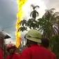 Petugas pemadam kebakaran berada di lokasi kebakaran pengeboran sumur minyak ilegal milik warga di Peureulak, Provinsi Aceh, Rabu (25/4). Ledakan diduga terjadi saat berlangsungnya penggalian untuk menyedot minyak mentah dari perut bumi (ILYAS ISMAIL/AFP)