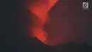 Sinar api menyala terang di puncak kawah Gunung Agung, di Karangasem, Bali, Minggu (26/11). Usai meletus pada Sabtu malam, 25 November 2017, Gunung Agung sempat mengeluarkan sinar merah yang disebut lava. (Liputan6.com/Andi Jatmiko)
