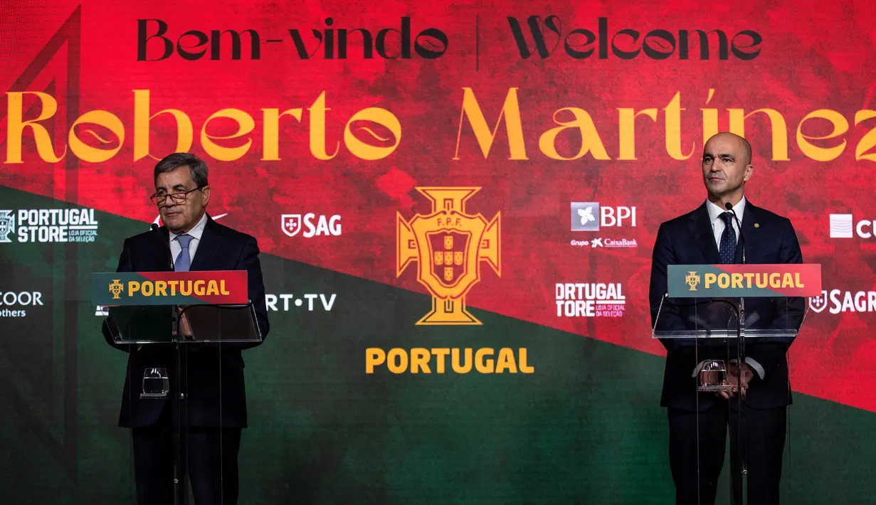 Saat melakukan konferensi pers bersama Presiden Federasi sepak bola Portugal, Fernando Soares Gomes da Silva, Martinez mengaku senang dipercaya jadi manajer baru timnas Portugal. Ia mengaku tertantang membawa Selecao kembali berprestasi. Artinya, Martinez akan menangani Selecao untuk Euro 2024 dan Piala Dunia 2026. (AFP/Carlos Costa)