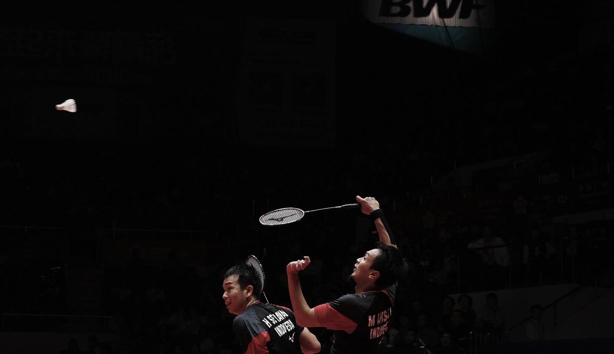 Ganda putra Indonesia  Mohammad Ahsan/ Mohammad Ahsan saat melawan Hiroyuki Endo/Yuta Watanabe dari Jepang pada final BWF World Tour Finals 2019 di Tianhe Gymnasium, Guangzhou, China (15/12/2019). Ahsan/Hendra menang  24-22, 21-19.  (AP Photo/Andy Wong)