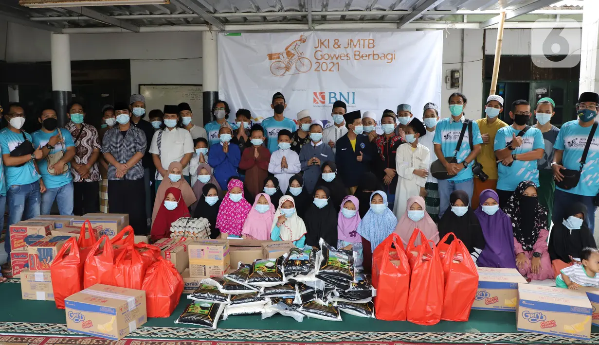 Jurnalis Kayuh Indonesia (JKI) dan Jurnalis Mountain Bike (JMTB) foto bersama Anak Yatim dan Dhuafa di Pesantren Yatim dan Dhuafa Shabilul Mukminin, Depok, Kamis (06/05/2021). Kegiatan ini juga sebagai wadah silaturahmi sesama jurnalis di bulan suci Ramadan. (Liputan6.com/HO/JKI)