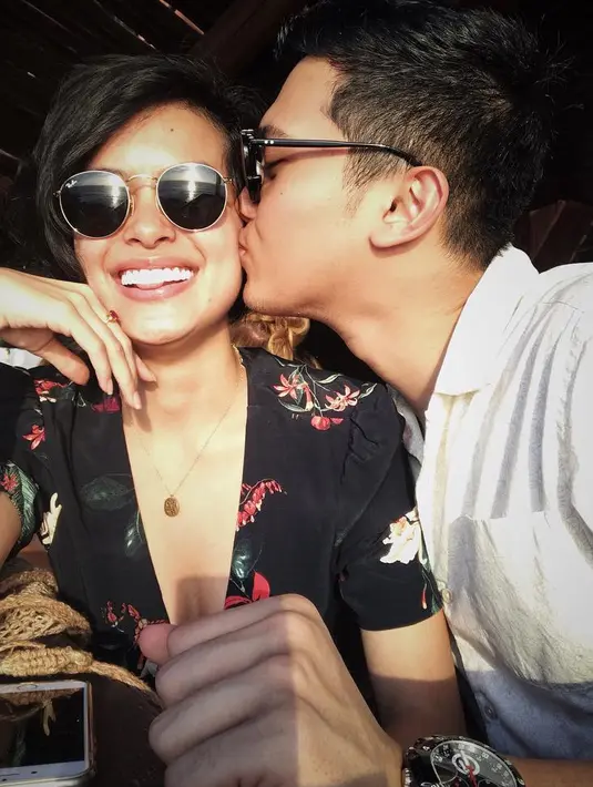 Seperti diketahui, saat ini Eva sedang menjalin asmara dengan seorang drummer bernama Demas Narawangsa. Bagi penikmat jazz, mungkin nama Demas sudah tak asing lagi. (Foto: instagram.com/demasnarawangsa)