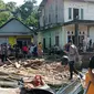 Banjir Kota Kendari menerjang enam kecamatan dan menyebabkan satu orang anggota TNI tewas tersengat listrik.