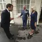 Raja Charles III dan Permaisuri Camilla dari Inggris saat menerima kunjungan Presiden Prancis Emmanuel Macron pada 18 Juni 2020. (Dok. AP/Jonathan Brady/Pool via AP, File)