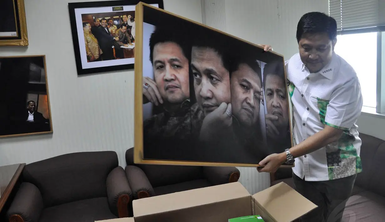 Anggota Komisi III Ahmad Yani membereskan barang-barang yang ada di ruang kerjanya di gedung Parlemen, Jakarta, (11/9/14). (Liputan6.com/Miftahul Hayat)
