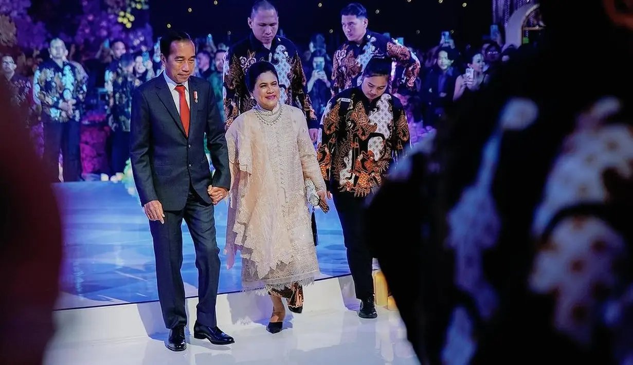 <p>Presiden Jokowi dan Ibu Negara Iriana menjadi tamu undangan khusus yang menghadiri resepsi pernikahan Rizky Febian dan Mahalini Raharja. [Foto: Instagram/ferdinan_sule]</p>