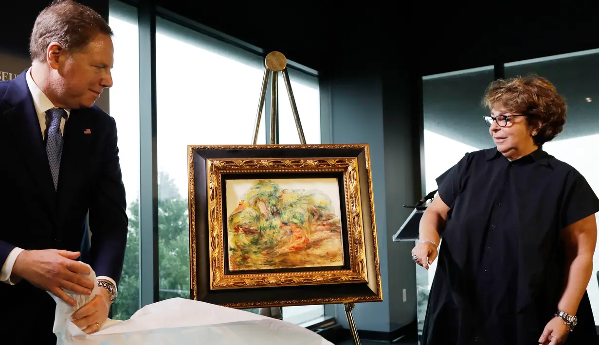Cucu pewaris terakhir, Sylvie Sulitzer melihat lukiskan karya Renoir yang dikembalikan dalam upacara di New York, Rabu (12/9). "Deux Femmes Dans Un Jardin" yang dilukis pada 1919 dicuri oleh Nazi dari brankas Bank Paris pada tahun 1941. (AP/Mark Lennihan)