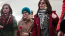 Sejumlah wanita ikut melakukan bela sungkawa atas tragedi bom yang meledak di stasiun kereta bawah tanah St. Petersburg, Rusia, Selasa (4/4). Dikabarkan 10 orang meninggal dalam tragedi tersebut. (AP Photo / Dmitri Lovetsky)