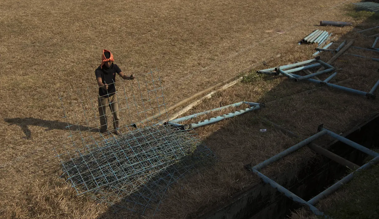 Pekerja melakukan proses pembongkaran Stadion Lebak Bulus, Jumat (24/7/2015). (Bola.com/Vitalis Yogi Trisna)