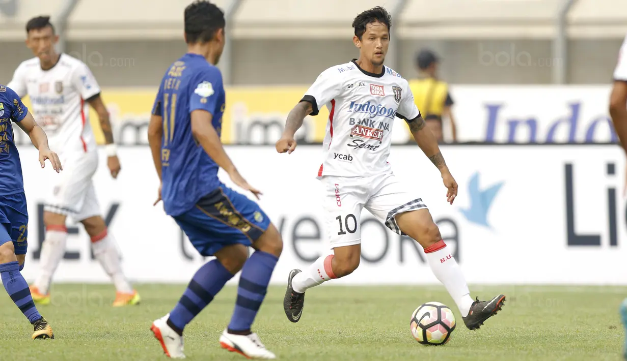 Striker Bali United, Irfan Bachdim, berusaha melewati pemain Persib pada laga Liga 1 Indonesia di Stadion Si Jalak Harupat, Bandung, Kamis (21/9/2017). Persib bermain imbang 0-0 dengan Bali United. (Bola.com/M Iqbal Ichsan)