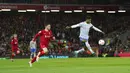 Pemain Manchester United Marcus Rashford (kanan) menggiring bola melewati pemain Liverpool Andrew Robertson pada pertandingan sepak bola Liga Inggris di Stadion Anfield, Liverpool, Inggris, 19 April 2022. Liverpool menang 4-0. (AP Photo/Jon Super)