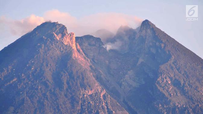 Pemandangan saat Gunung Merapi mengeluarkan asap terlihat dari Kaliadem, Sleman, DIY, Minggu (24/2). Menurut BPPTKG, telah terjadi sembilan kali gempa dan guguran lava ke Sungai Gendol dengan jarak luncuran 200-800 meter. (Liputan6.com/Gholib)