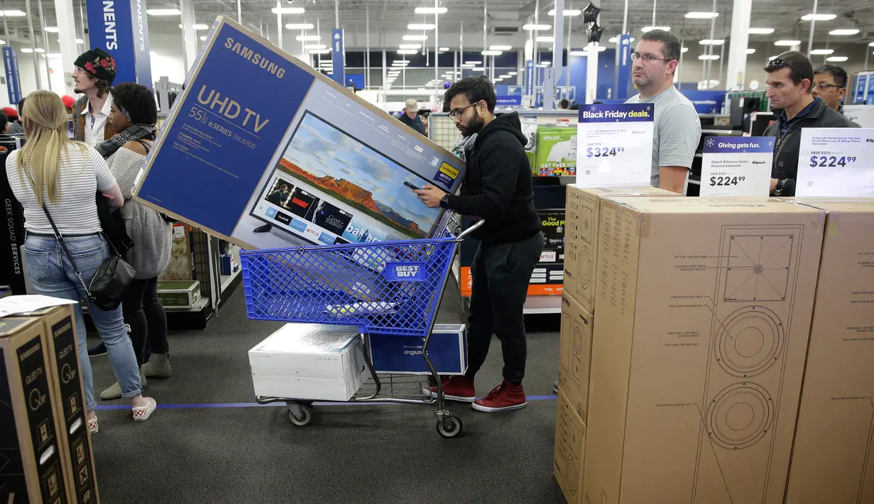 Seorang pria membeli televisi selama perayaan Black Friday di toko Best Buy di Overland Park, Kansas, AS (22/11). Di hari Black Friday, banyak diskon yang ditawarkan berbagai toko, baik online maupun offline. (AP Photo/Charlie Riedel)