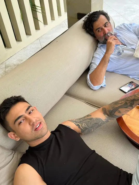 Axel Matthew beberapa kali terlihat mengunggah momen bersama ayah tercinta dalam akun Instagram pribadinya. Kebersamaan kedua pria beda generasi yang sama-sama terjun ke dunia akting ini cukup sering menjadi sorotan. (Liputan6.com/IG/@axelmatthewthomas)