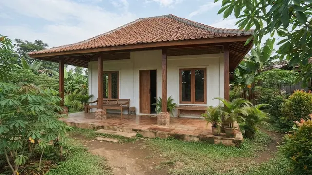 Rumah Kampung Sederhana dengan Teras dan Tiang Kayu