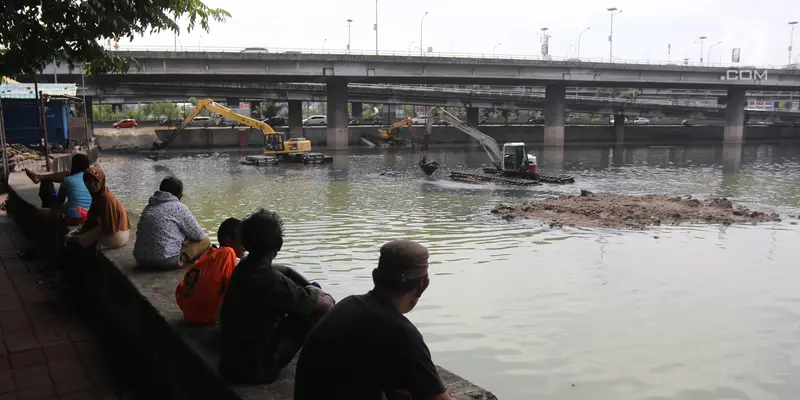 Pengerukan Waduk Grogol Jadi Tontonan Warga