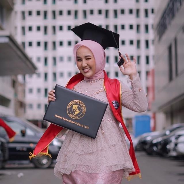 6 Potret Artis Tampil dalam Balutan Kebaya Saat Wisuda, Kian Memesona