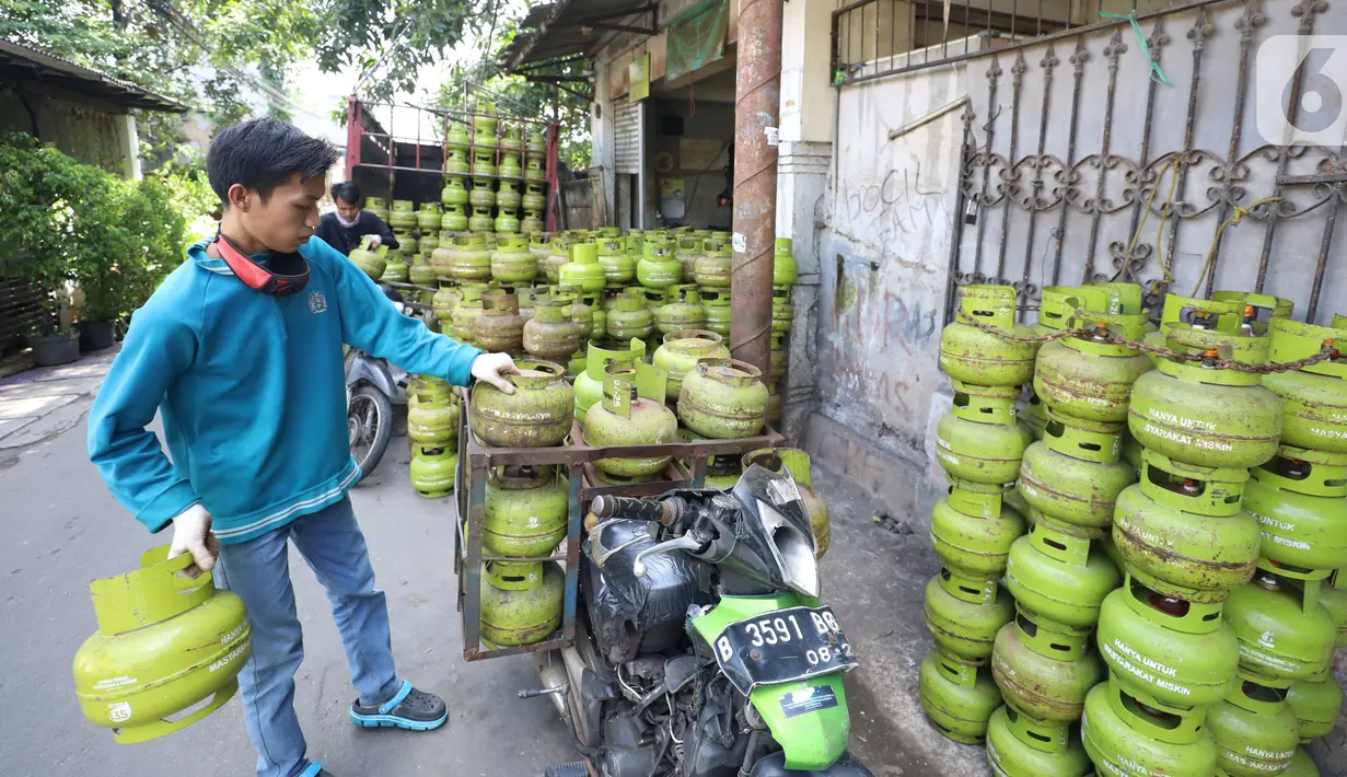Pekerja mengangkut tabung gas elpiji 3Kg di salah satu agen di kawasan Jakarta, Senin (13/6/2022). PT Pertamina (Persero) menerima tambahan belanja BBM dan LPG sebesar Rp235 miliar. Dengan tambahan alokasi subsidi tersebut, Pemerintah bersama Pertamina memastikan sampai hari ini harga Pertalite, Solar Bersubsidi dan LPG 3 Kg tidak naik. (Liputan6.com/Angga Yuniar)