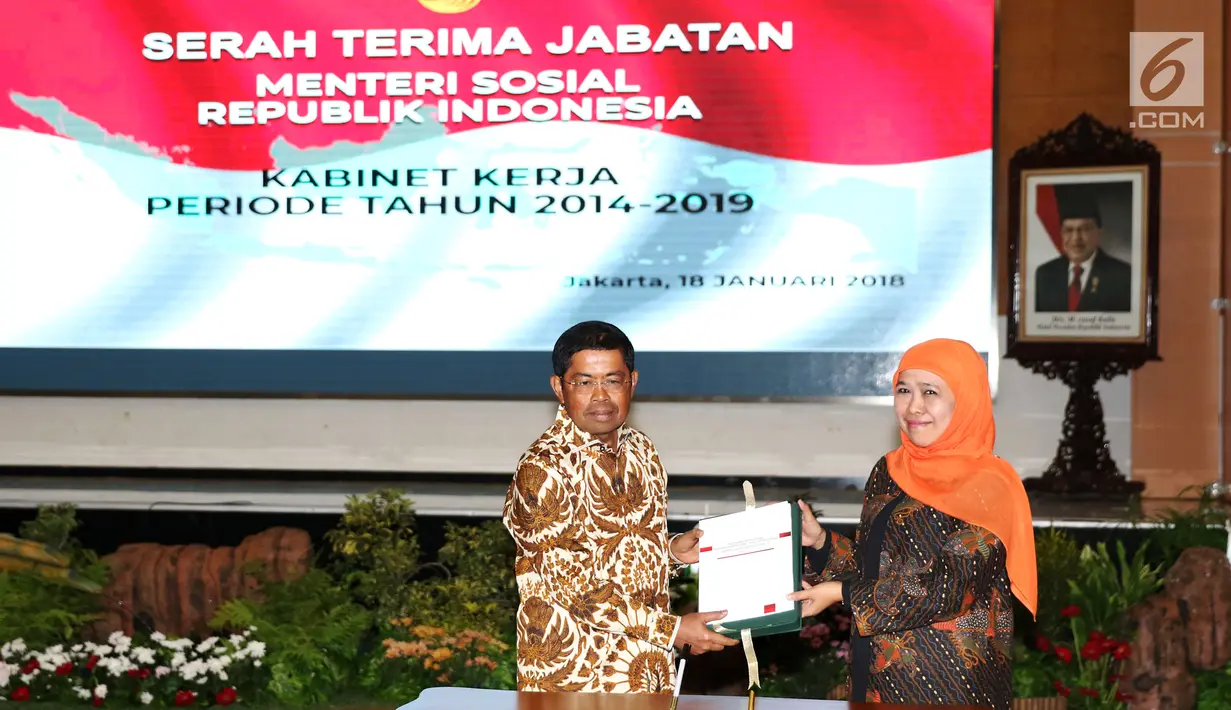 Idrus Marham dan Khofifah Indar Parawansa menunjukkan surat serah terima jabatan Menteri Sosial di Kantor Kementerian Sosial, Salemba, Jakarta Pusat, Kamis (18/1). Idrus Marham merupakan Sekretaris Jenderal Partai Golkar. (Liputan6.com/Angga Yuniar)