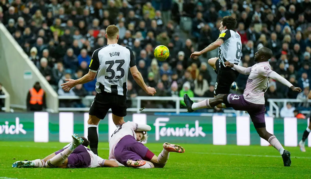 Sandro Tonali tampil gemilang dengan memborong dua gol di babak pertama. Lalu Fabian Schar menambah keunggulan mereka di babak kedua. Gol Yoane Wissa di akhir pertandingan hanya menjadi hiburan bagi Brentford. (Owen Humphreys/PA via AP)