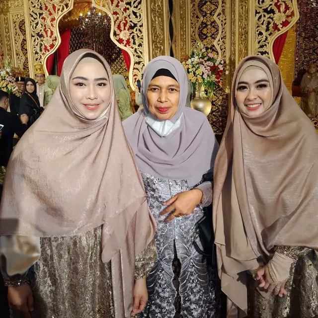 6 Potret Oki Setiana Dewi dan Shindy Putri di Acara Ngunduh Mantu Ria Ricis, Kompak