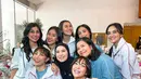 Kasual nan elegan, baju yang diluncurkan tampaknya memiliki tiga pilihan warna, yaitu hitam, putih dan tosca. Para artis pun tampil sporty. Seperti Gisel, Ririn Ekawati hingga Aaliyah yang memilih kenakan one set putih. Tya Ariestya pun tampil menawan dengan tambahan hijab. (Liputan6.com/IG/@tya_ariestya)