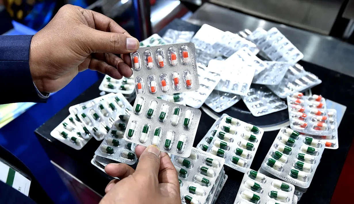 Seorang peserta pameran menunjukkan berbagai obat dalam Pameran Farmasi Asia di Dhaka, Bangladesh, Jumat (28/2/2020). Pameran yang berfokus pada produk dan layanan medis serta teknologi farmasi ini berlangsung pada28 Februari hingga 1 Maret 2020. (Xinhua/Str)
