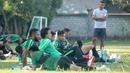 Para pemain Timnas Indonesia rileks saat latihan di Lapangan Gelora Trisakti, Bali, Minggu (13/10). Latihan ini merupakan persiapan jelang laga Kualifikasi Piala Dunia 2022 melawan Vietnam. (Bola.com/Aditya Wany)