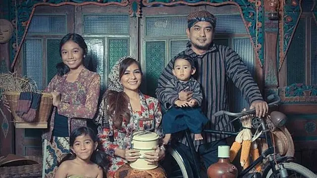 6 Pemotretan Selebriti dengan Konsep Zaman Dulu, Memesona Hingga Nyentrik