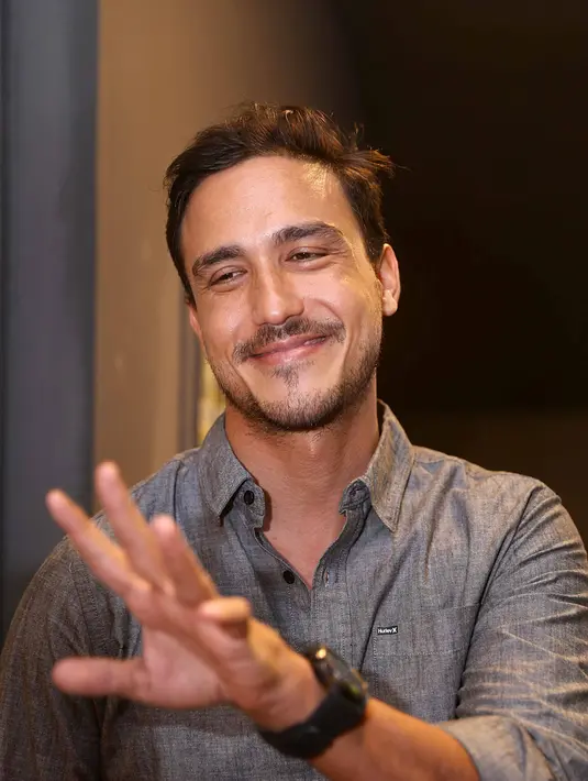 Sebuah tantangan tersendiri bagi lelaki kelahiran Australia 37 tahun silam itu memerankan sosok Paul. Lantaran kesuksesan buku yang sukses dipasaran itu. Beruntung ia mendapat lawan main dengan aktris Maudy Ayunda. (Nurwahyunan/Bintang.com)