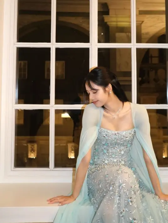 Penampilan Lisa disebut-sebut sebagai Elsa di film animasi Frozen. Semakin tampil bak princess dengan mengenakan satu set perhiasan dari BVLGARI. Anting seharga Rp300 jutaan, kalung sekitar Rp600 juta, dan cincin Rp31 jutaan. [@lalalalisa_m]