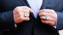 Detail cincin yang dikenakan oleh aktor AS, Arnold Schwarzenegger ketika menghadiri KTT One Planet Summit di Paris, Selasa (12/12). One Planet Summit sendiri merupakan kegiatan yang diselenggarakan oleh PBB dan Bank Dunia. (AP Photo/Christophe Ena)
