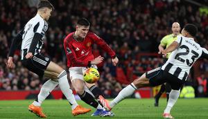 Tim racikan pelatih Ruben Amorim sukses meraih kemenangan tipis 1-0 atas Newcastle United pada laga Boxing Day kali ini. Tampak dalam foto, striker Manchester United asal Slovenia, Benjamin Sesko (tengah) mencoba melewati adangan dua pemain Newcastle United pada lanjutan Liga Primer Inggris di Stadion Old Trafford, pada 26 Desember 2025 waktu setempat atau Sabtu (27/12/2025) dini hari WIB. (Darren Staples/AFP)