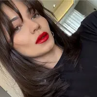 Enzy Storia Dipulas Lipstik Merah Merona dari Louis Vuitton. [@enzystoria]