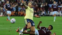 Bek asal Belanda milik Aston Villa, Ian Maatsen (kanan), berduel dengan gelandang asal Brasil milik Arsenal, Bruno Guimarães (kiri), di dalam kotak penalti dalam pertandingan Liga Inggris antara Aston Villa dan Arsenal di Villa Park, Birmingham, Inggris tengah, Selasa (1-9-2026) dini hari WIB.
(Darren Staples/AFP)