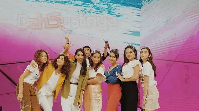 Ranty Maria tampak berpose dengan para pemain sinetron yang dibintanginya itu (https://www.instagram.com/p/CG4XrkQn2Q3/)
