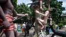 Para pengunjung melihat patung-patung yang menggambarkan nasib orang-orang yang tidak menjunjung tinggi lima ajaran Buddha di sebuah taman yang menggambarkan neraka versi Buddha di kuil Wat Saeng Suk di provinsi pantai Thailand Chonburi (9/7/2020). (AFP/Lillian Suwanrumpha)