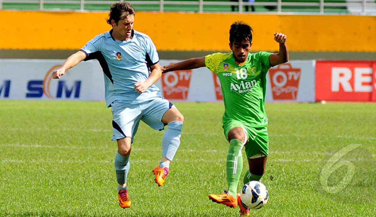Laga antara Persebaya Surabaya kontra Persela Lamongan berjalan seru dan kerap menghasilkan aksi-aksi individual yang mengesankan dalam perebutan juara ketiga SCM Cup 2015, Stadion Jakabaring, Palembang, Selasa (27/1/2015). (Liputan6.com/Johan Tallo)