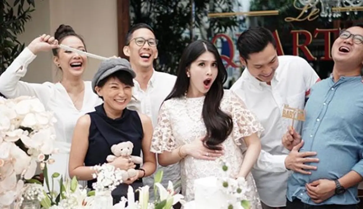 Seakan berbicara kepada anak yang masih di kandungannya, Sandra Dewi mengatakan bahwa sudah banyak orang yang ingin bertemu dengan paras Baby RM.  (Instagram/sandradewi88)