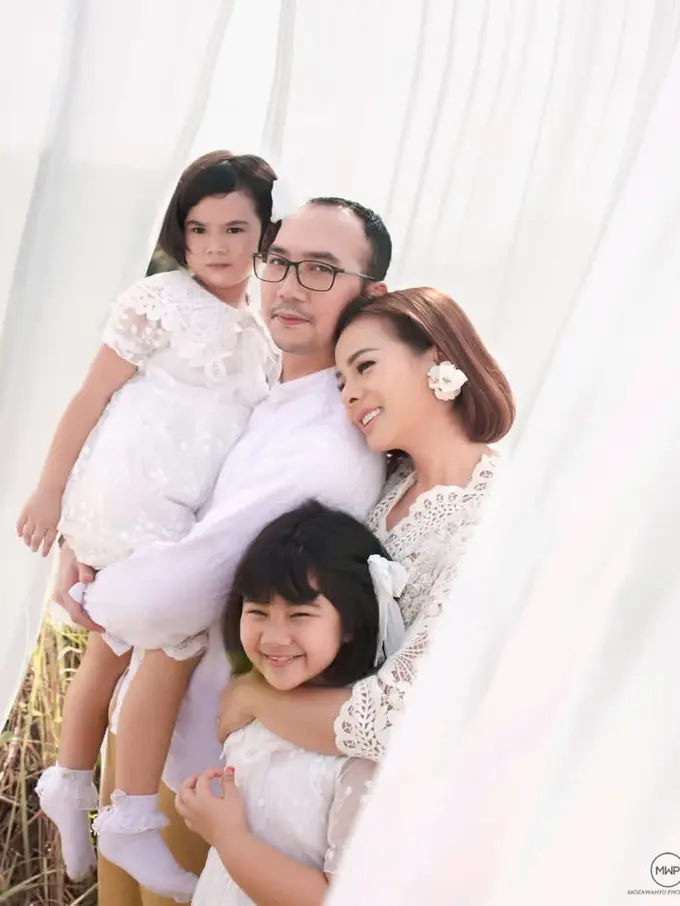 FOTO: Gaya Astrid Tiar Bersama Keluarga, Tampil Kompak Berbusana Putih