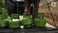Pekerja melakukan bongkar muat  tabung gas LPG 3kg di Kawasan Tangerang, Banten, Rabu (9/8/2023). (Liputan6.com/Angga Yuniar)