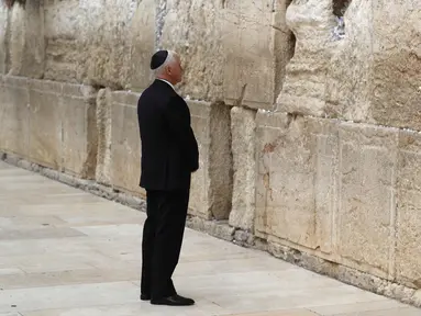 Wakil Presiden AS Mike Pence mengunjungi Tembok Barat Yerusalem (23/1). Pence menegaskan kembali pernyataan Presiden AS Donald Trump tentang Yerusalem pada tanggal 6 Desember sebagai ibu kota Israel. (AFP Photo/Thomas Coex)